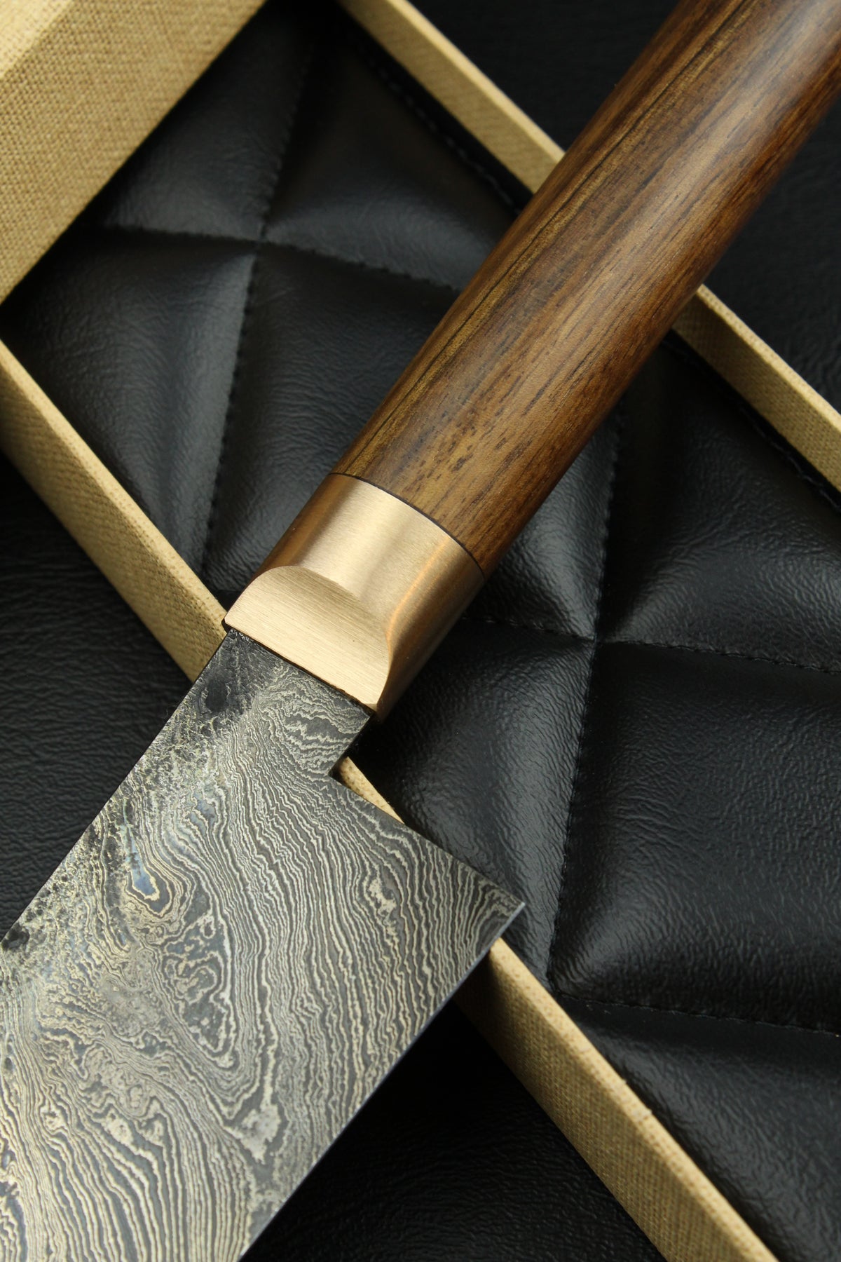 Damast-Santoku mit Torsionsmuster aus deutschem Nussbaumholz