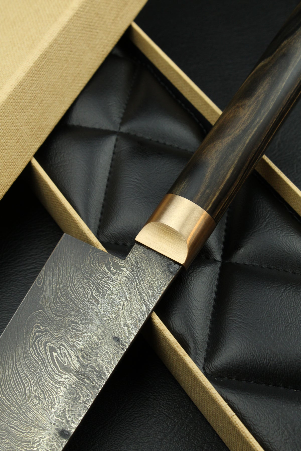 Damast-Santoku Torsion, schwarzes Ebenholz, ovaler Griff