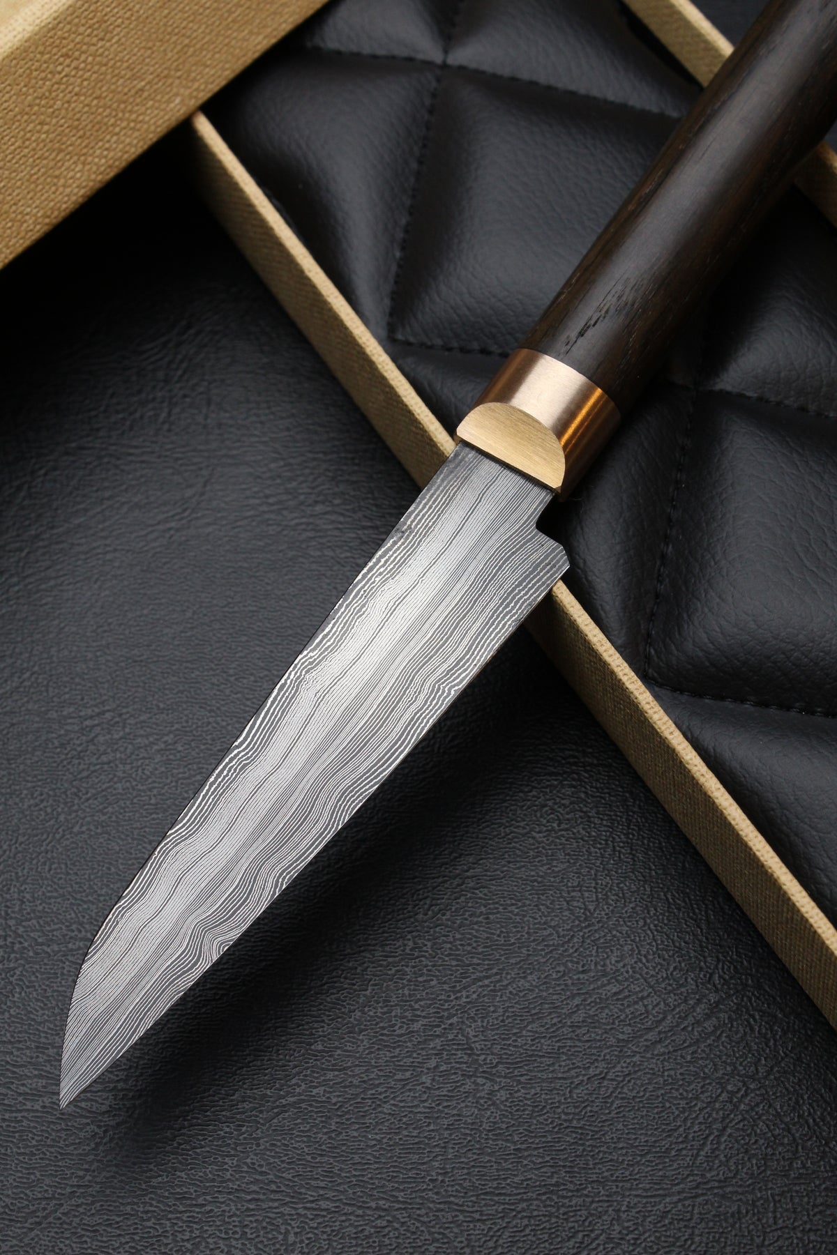 Kleines Damast-Universalmesser mit Nadelstreifen und ovaler Klinge